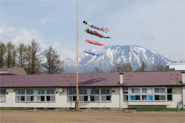 写真：岩手山を背景に校舎